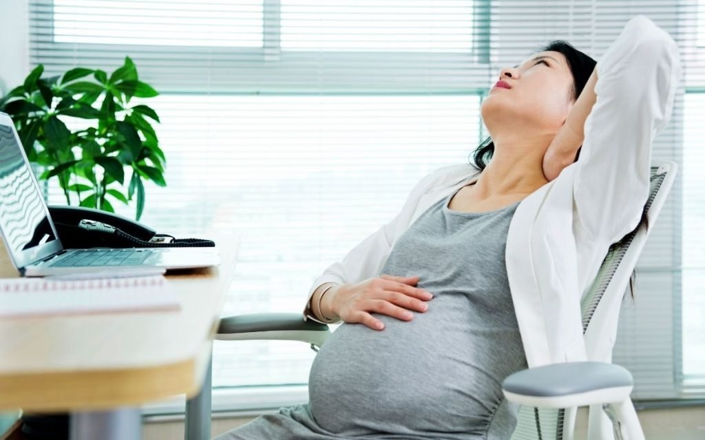 Có nên massage cổ vai gáy khi mang bầu
