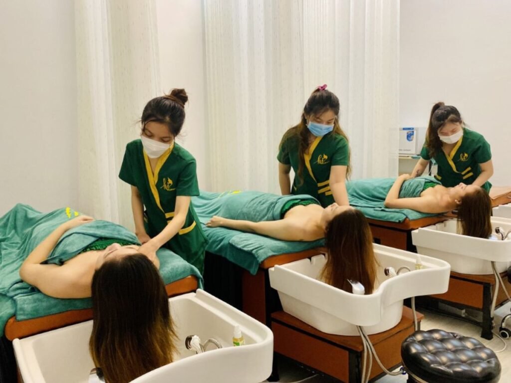 Đào tạo nhân viên là một phần quan trọng để nâng cao kỹ năng và chất lượng dịch vụ.