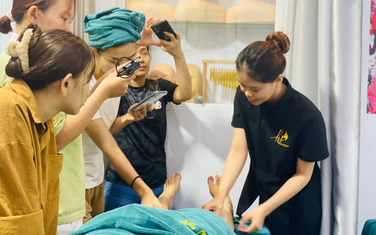 Chi phí hợp lý và thời gian học ngắn là hai ưu điểm nổi bật khi chọn học massage foot